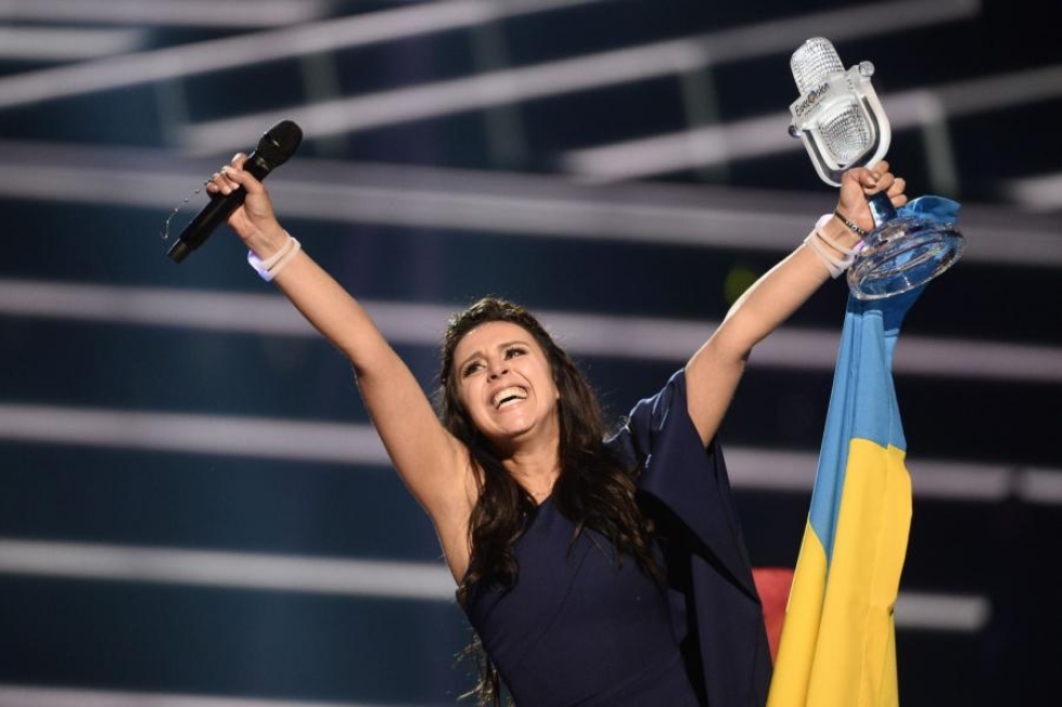 Ukrainalle Euroviisujen voiton laulanut Jamala toivotti selvästi liikuttuneena rauhaa ja rakkautta viisukatsojille. Ukrainan edustuskappale 1944 suututti etukäteen Venäjän poliittisen pohjavireensä takia. LEHTIKUVA/AFP