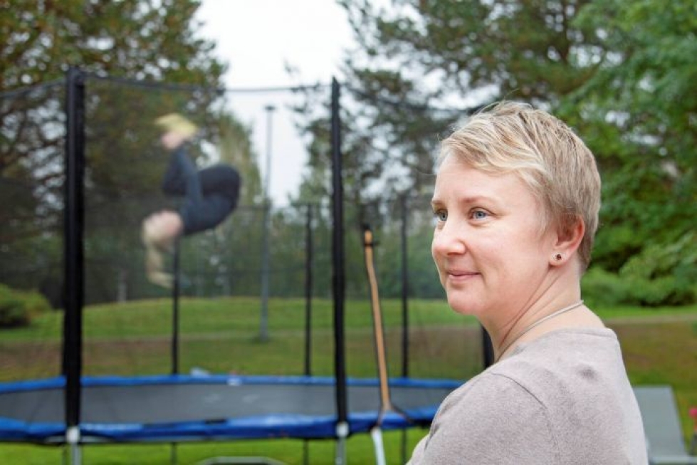 Kirsi Partanen (edessä) ei ole tyttärensä trampoliiniharrastuksesta huolissaan. Partasen mielestä trampalla hyppiminen on hyvää liikuntaa.