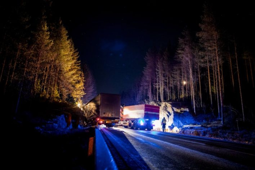 Onnettomuus tapahtui Varkaudentiellä Kaatamon ja Sarvikummuntien risteyksen välillä. Rekka törmäsi kallioleikkaukseen, eikä loukkaantunutta kuljettajaa pystytty irrottamaan heti ulos auton sisältä.