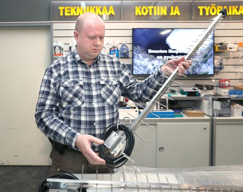 Joensuun Telemaailman Timo Ryynänen esittelee ulos asennettavaa suunta-antennia.
