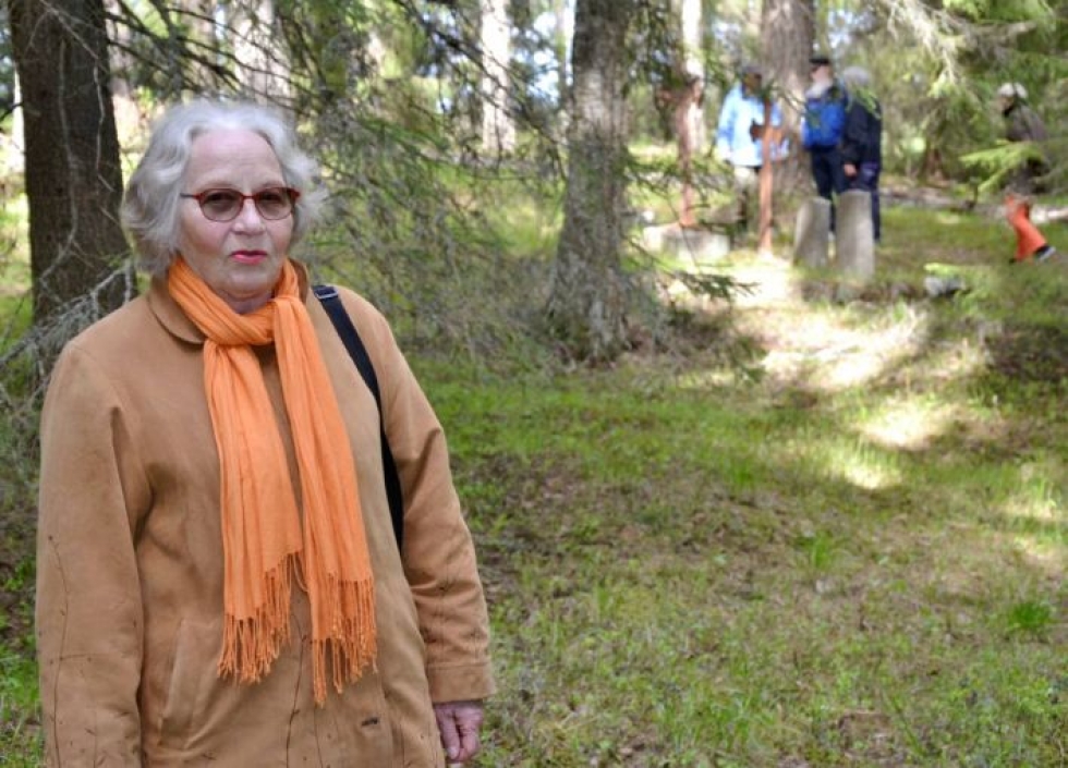 Nälkään kuolleiden joukkohautoja Mustanmäen hautausmaalla tarkastellutta Ulla Jolkkosta voi pitää polkuhankkeen äitinä. Hän teki kulttuuripolusta kunnalle esityksen jo 1990-luvulla.