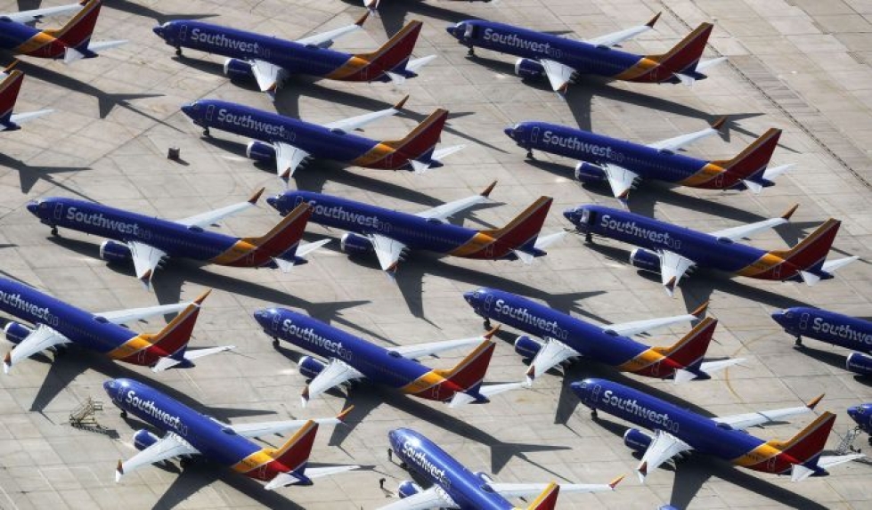 Boeingin turmakonemalli on asetettu laajaan käyttökieltoon. Southwest Airlines -yhtiön Boeingin Max -koneita kuvattuna Victorvillen kentällä Kaliforniassa. LEHTIKUVA / AFP