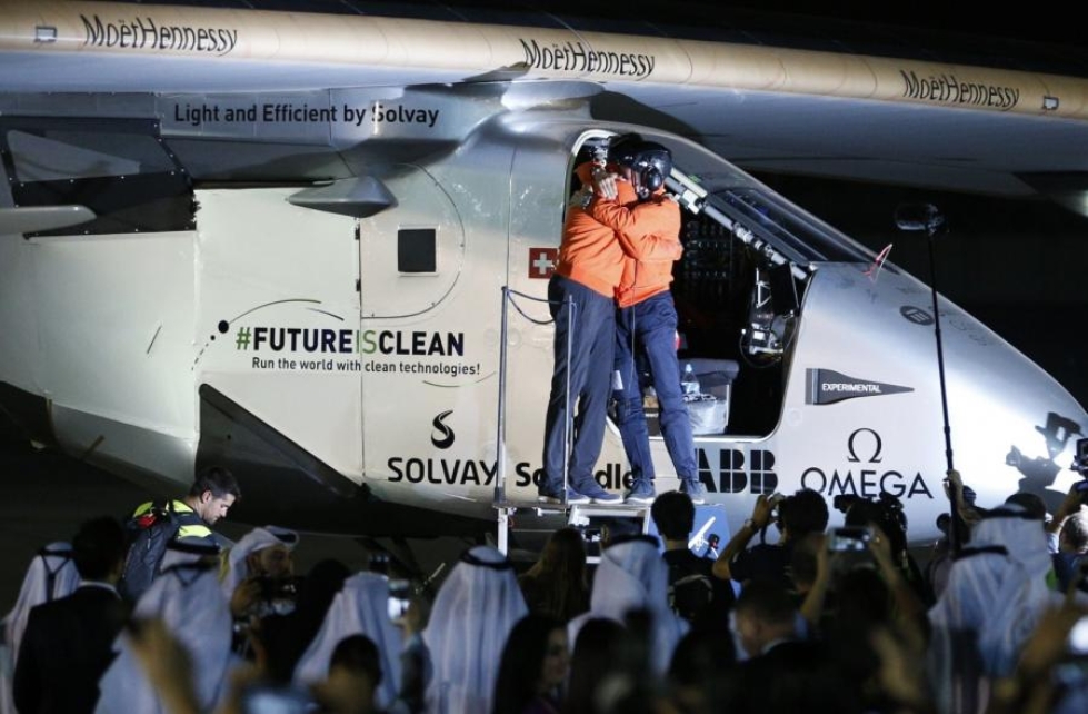 Solar Impulse 2:n pilotit juhlivat maailmanympärilennon onnistumista. LEHTIKUVA/AFP