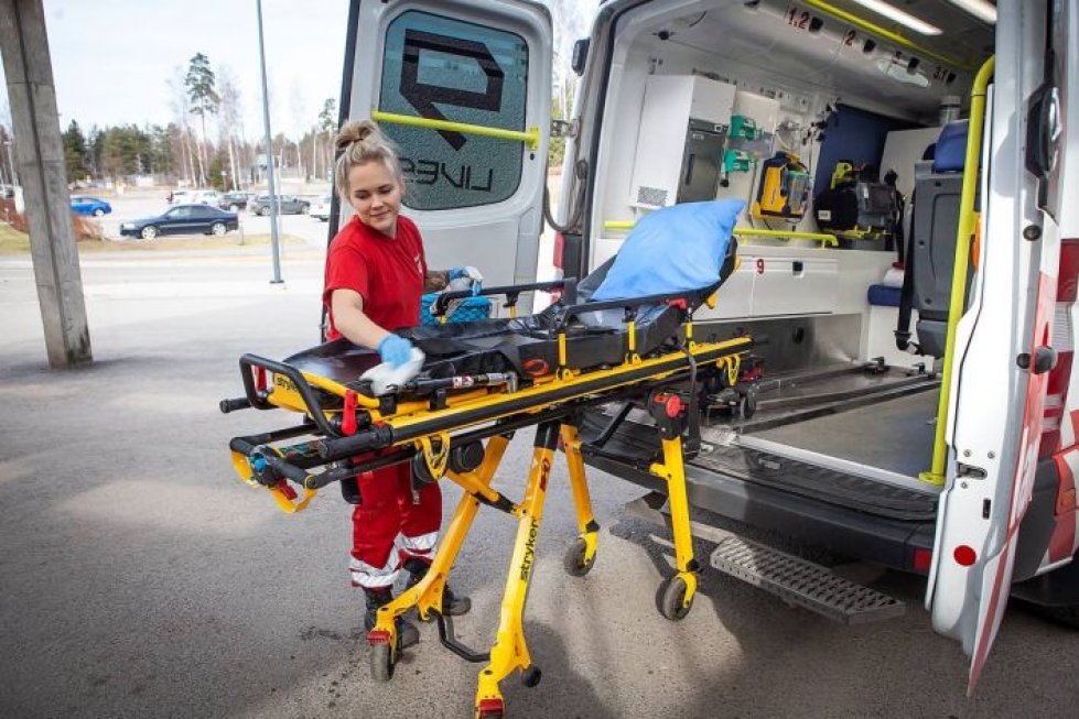 Suomessa on alhainen koronakuolleisuus. Ensihoitaja Ida Viinikainen desinfioi ambulanssin sisätiloja.