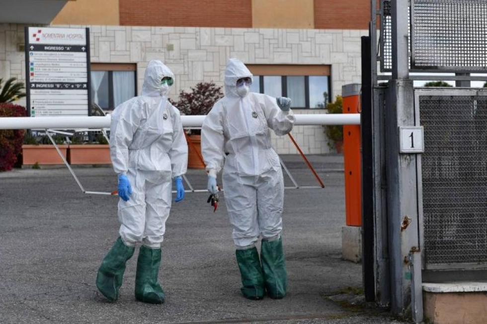 Koronaepidemia oli perjantaina vaatinut jo 14 000 ihmisen hengen Italiassa. Kaksi lääkäriä seisoi suojapuvuissaan Nomentanan sairaalan sisäänkäynnin edessä lähellä pääkaupunki Roomaa.