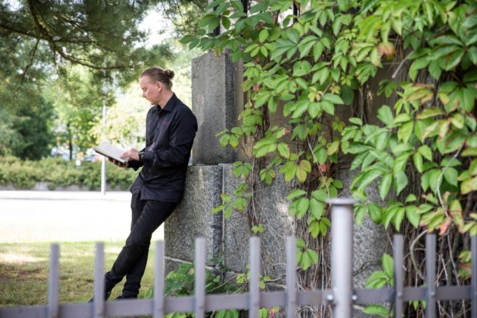Teatteriravintolan ravintolapäällikkö Pekka Koivula lukee mielellään rikoskirjallisuutta ja elämäkertoja. Kuvassa hänellä on kädessään Jari Aarnion ääneen päästävä Myrkky-kirja.