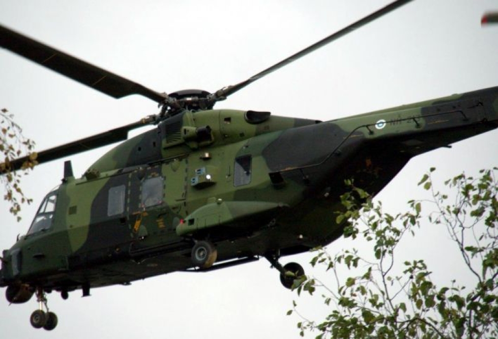 Helikopteri kuvattuna taloyhtiön pihasta Puntarikoskentiellä.