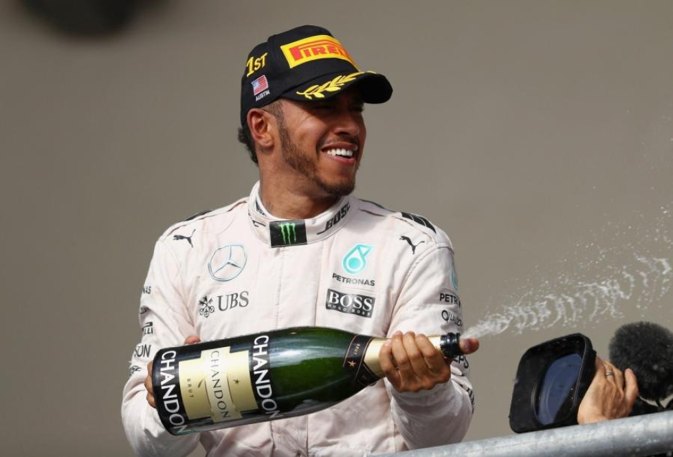 Mercedeksen Lewis Hamilton on voittonsa jälkeen MM-sarjassa 26 pistettä tallikaveriaan Nico Rosbergiä jäljessä. LEHTIKUVA/AFP