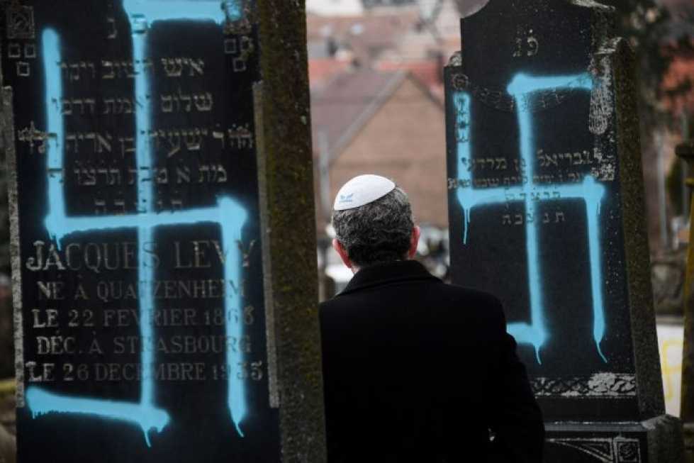 Strasbourgin lähellä sijaitsevassa Quatzenheimin kylässä liki sata hautaa on häväisty juutalaisella hautausmaalla. Kuva: Lehtikuva/AFP