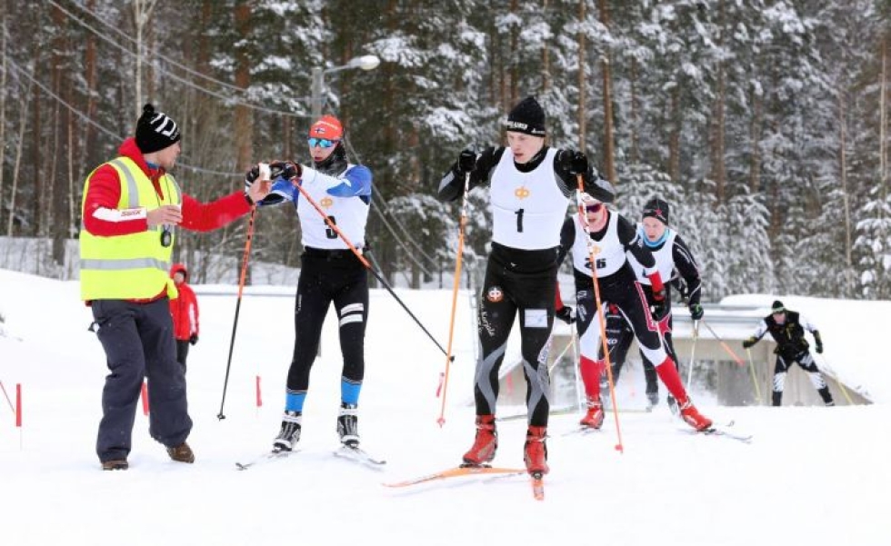 Toimitsija Petri Vuorma ojentaa urheilujuomaa Pärnän kunkuksi hiihtäneelle KontU:n Teemu Huhtalalle (3). Huhtalaa ja Kiteen Urheilijoiden Janne Hakulista (1) seuraavat 18-vuotiaiden sarjan voittanut Liperin Hiihtoseuran Markus Kasanen (26) ja JoKan Petteri Nissinen (9).