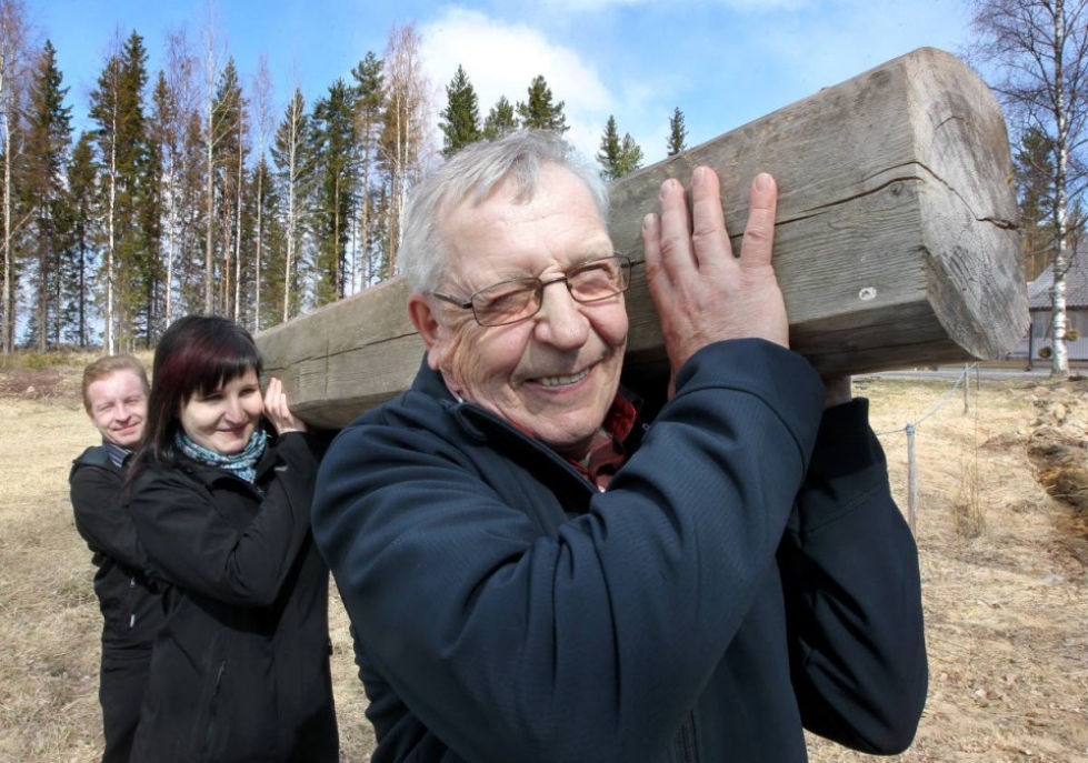 Arvi Martikainen (edessä) sekä hänen tyttärensä Jonna Martikainen ja poikansa Jari Hyykky vaikuttavat kaikki Juuan kunnanvaltuustossa perussuomalaisten ryhmässä.