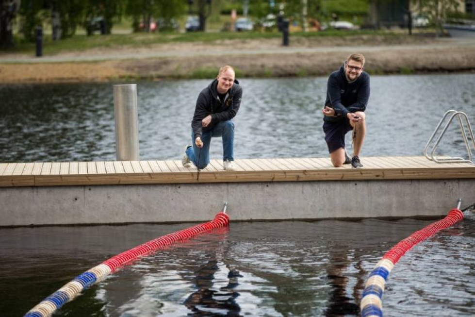 Petri Hirvonen (vas.) ja Juha Turunen ihmettelevät Ilosaaressa, kuka on vetänyt veteen vinot uintiradat. Kaupungin liikuntatoimi ei tiedä asiasta.