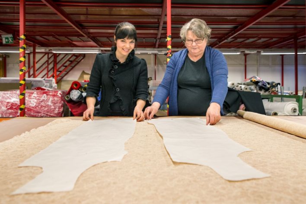 Kiteen tekstiilitehtaalla valmistetaan Marimekon tuotteiden ohella muun muassa iltapukuja. Kuvassa vasemmalla joensuulaissuunnittelija Lotta Mönkäre ja oikealla tuotantovastaava Ritva Silvennoinen.