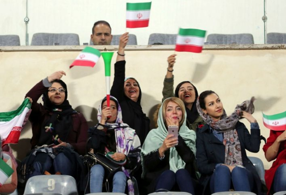 Joukko iranilaisnaisia pääsi lokakuussa seuraamaan Iranin ja Bolivian välistä jalkapallo-ottelua. LEHTIKUVA/AFP