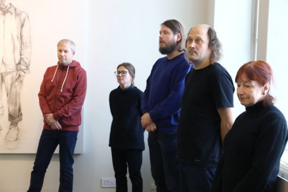 Holger Loodus (vas.), Alice Kask, Jass Kaselaan ja Neeme Külm toivat taidettaan Joensuuhun. Oikealla kuraattori Tamara Luuk.