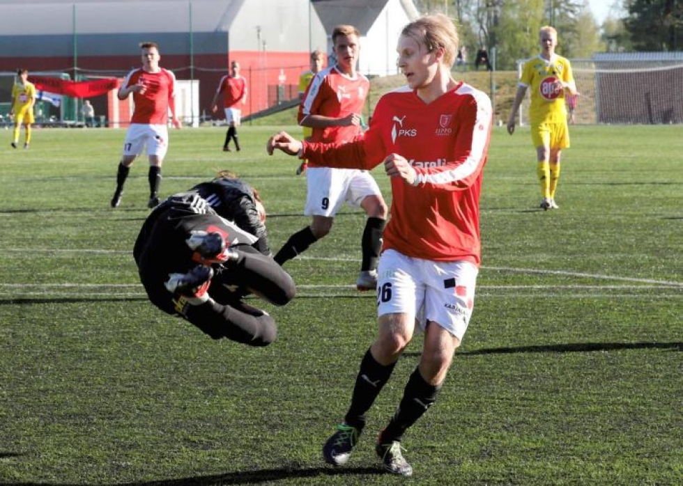 Jipon Santeri Saarenkunnas oli kotijoukkueen aktiivisimpia pelaajia, mutta hyvistä maalipaikoista huolimatta Klubi 04:n maalivahti Tuomas Pöyhönen oli ohittamaton.
