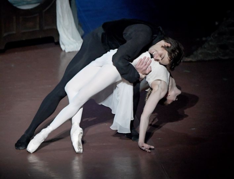 Kuva sarjan aloittavasta baletista Onegin