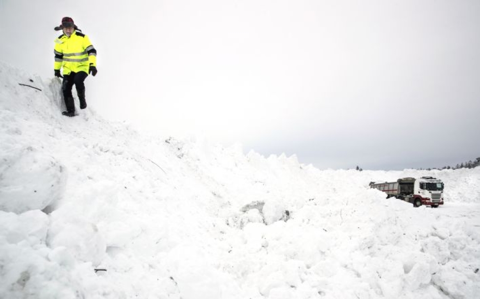 Myös Joensuun lumenkaatopaikalla on tänä talvena komeat kinokset.