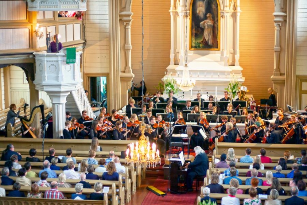 Helsinki Sinfonietta Heinäveden kulttuurikirkossa 28.6.2015 Leif Segerstamin sinfonian 257 "The Value around kalevalavaalavaluja" kantaesityksessä, konsertissa kuultiin myös Sibeliuksen sinfoniat 4 ja 7.