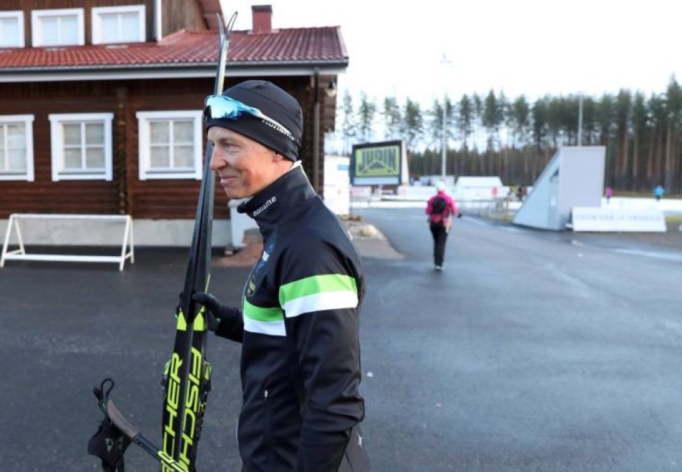 Joensuussa asuva Kari Varis on aloittanut valmentamisen oman hiihtouransa rinnalla.