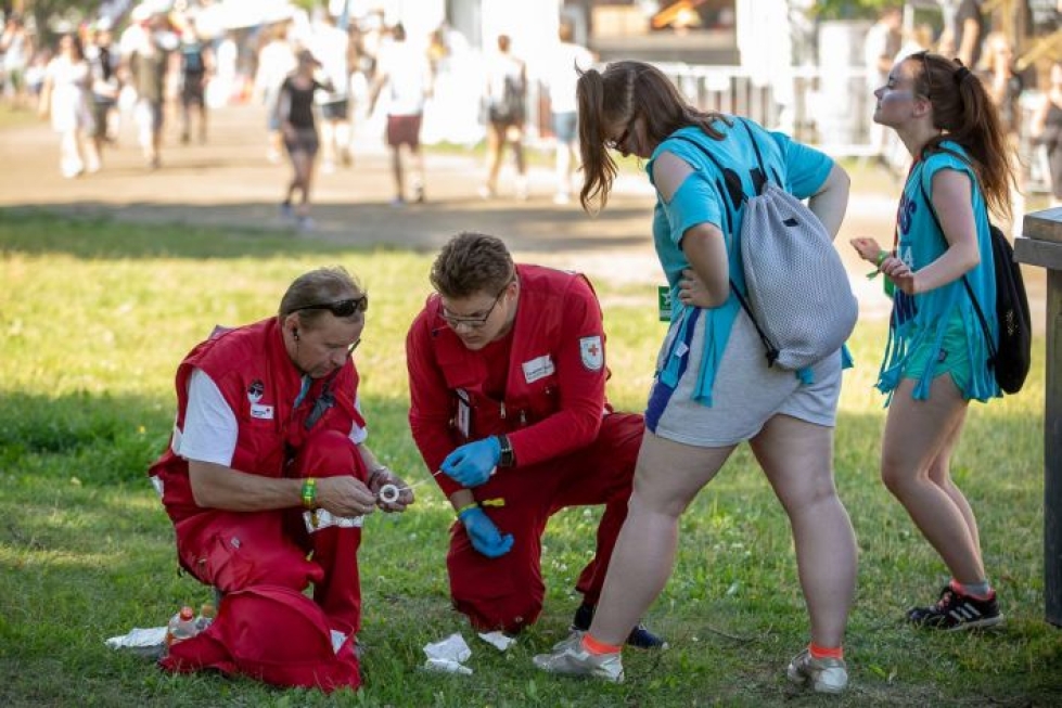 Suomen Punaisen Ristin henkilöstö auttoi juhlijaa Ilosaarirockissa viime vuonna.