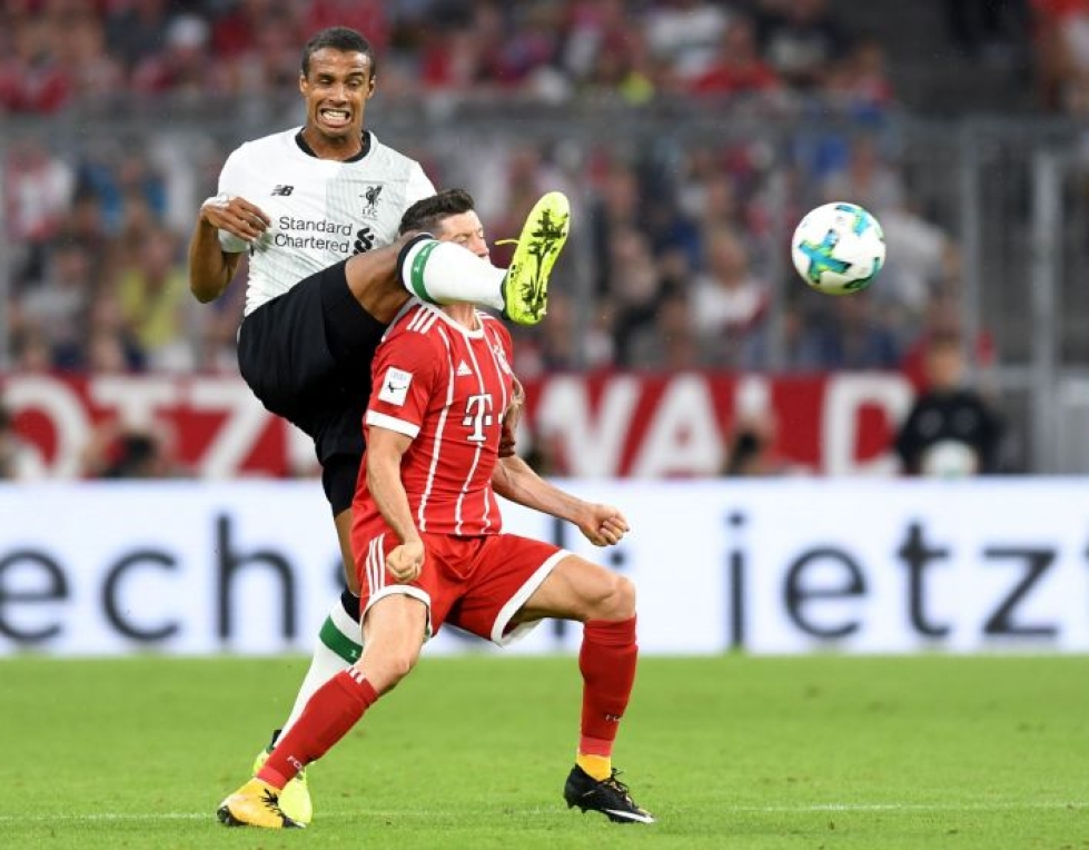 Bayern kohtaa tiistaina Liverpoolin. Kuvassa Liverpoolin Joel Matip (vas.) ja Bayernin Robert Lewandowski. LEHTIKUVA/AFP