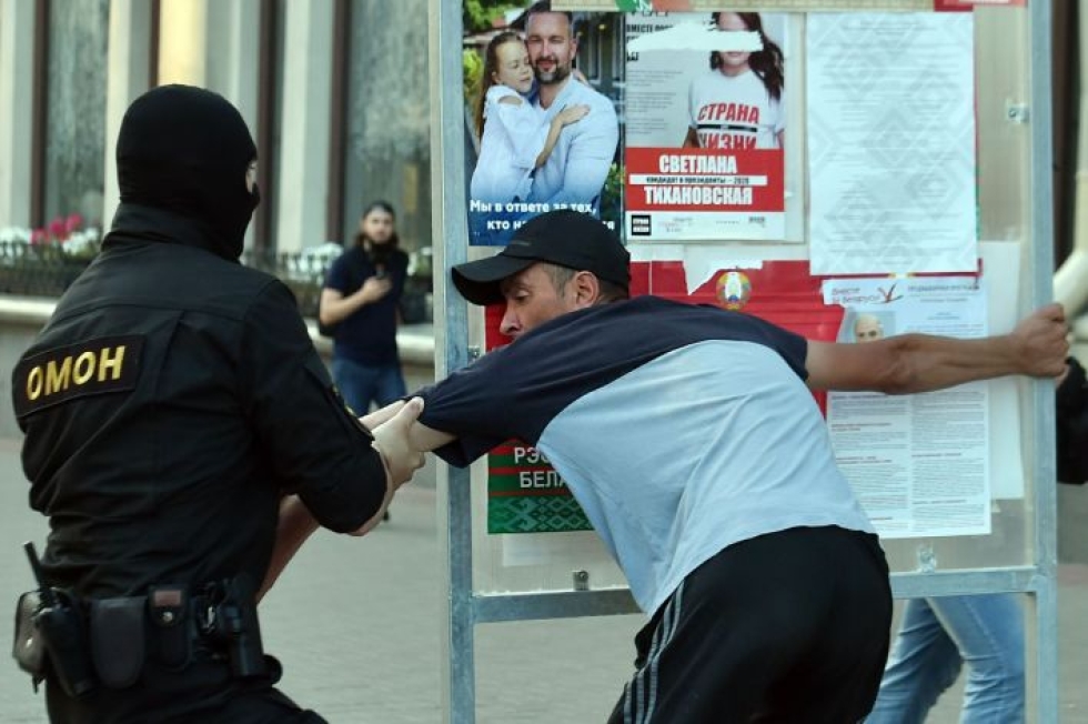 Opposition mielenosoitukseen osallistunut mies otettiin vaalipäivän aattona kiinni pääkaupunki Minskin keskustassa. Lehtikuva/AFP