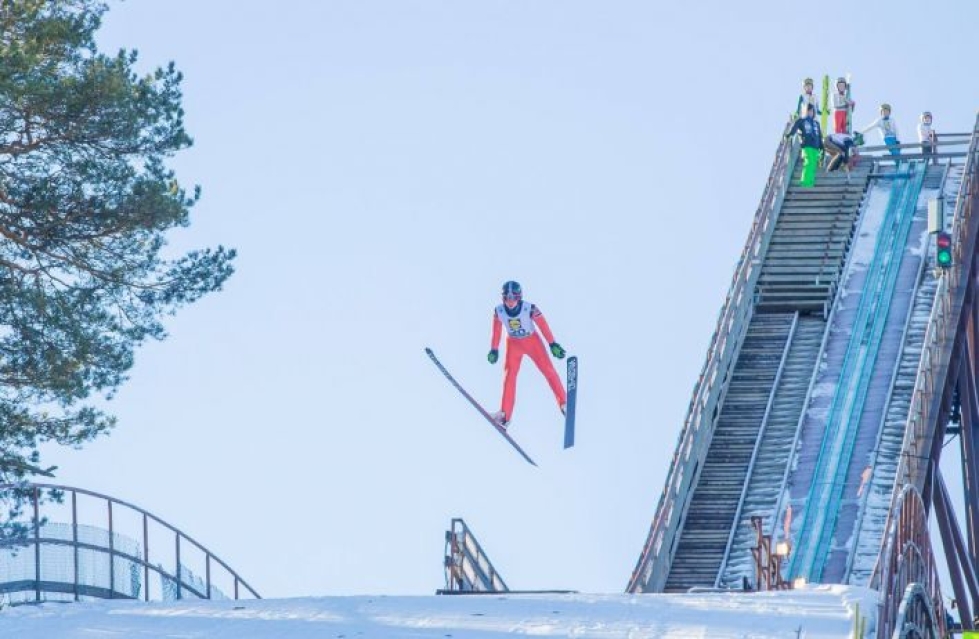 Kiteen Urheilijoiden Perttu Reponen hyppää ja hiihtää tammikuun lopussa nuorten MM-kisoissa Lahdessa.