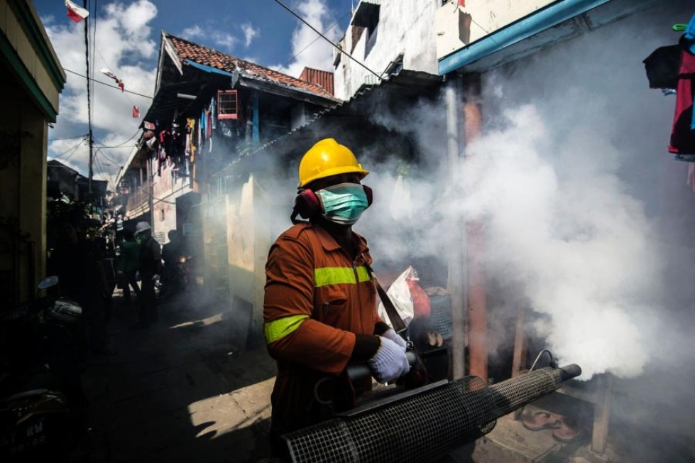 Zikavirusta levittäviä hyttysiä on tuhottu uusien tartuntojen estämiseksi ympäri maailmaa, muun muassa Indonesiassa. LEHTIKUVA/AFP