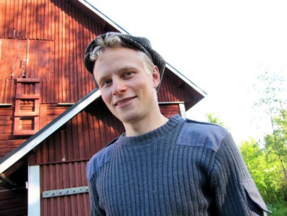 Kaksitoista kesää Maarianvaaran kesäteatterin rappusilla eri tehtävissä viettänyt Sakari Saikkonen ei pelkää outoutta.