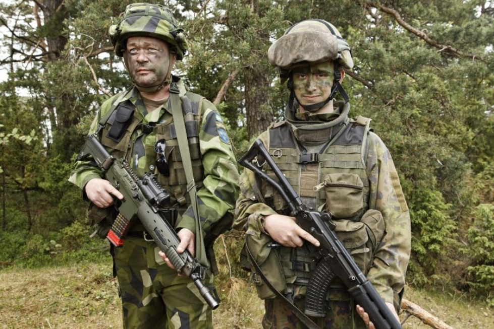 Ruotsin selvityshenkilö ehdottaa, että jos puolustukseen ei riitä vapaaehtoisia, palvelukseen määrätään asevelvollisia. LEHTIKUVA / Roni Rekomaa