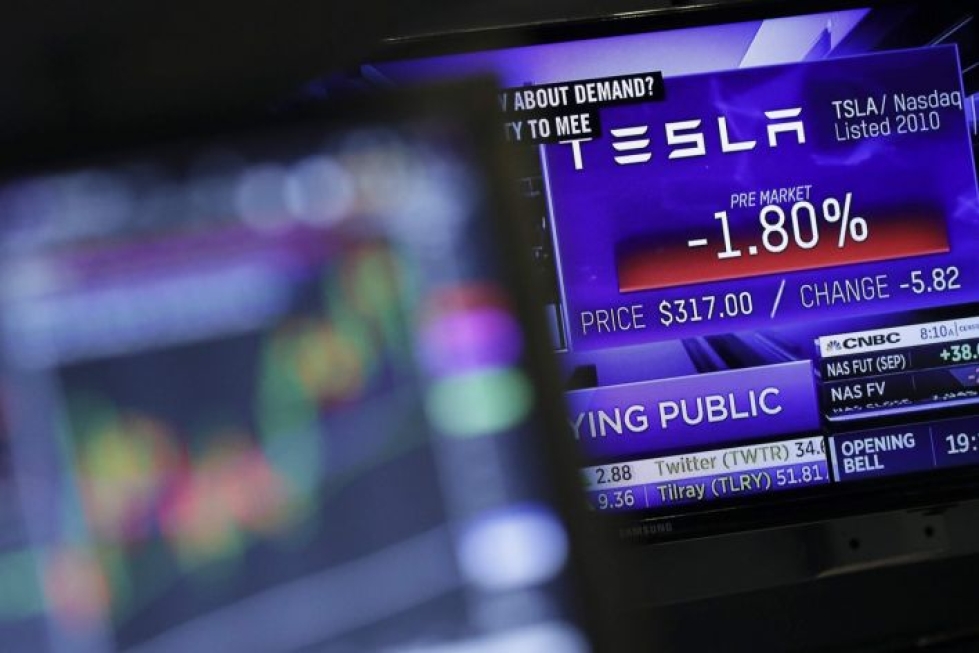 Teslan osake oli seitsemän prosentin pudotuksessa sen jälkeen, kun kaksi yhtiön johtajaa kertoi päätöksistään lähteä Teslasta. LEHTIKUVA / AFP