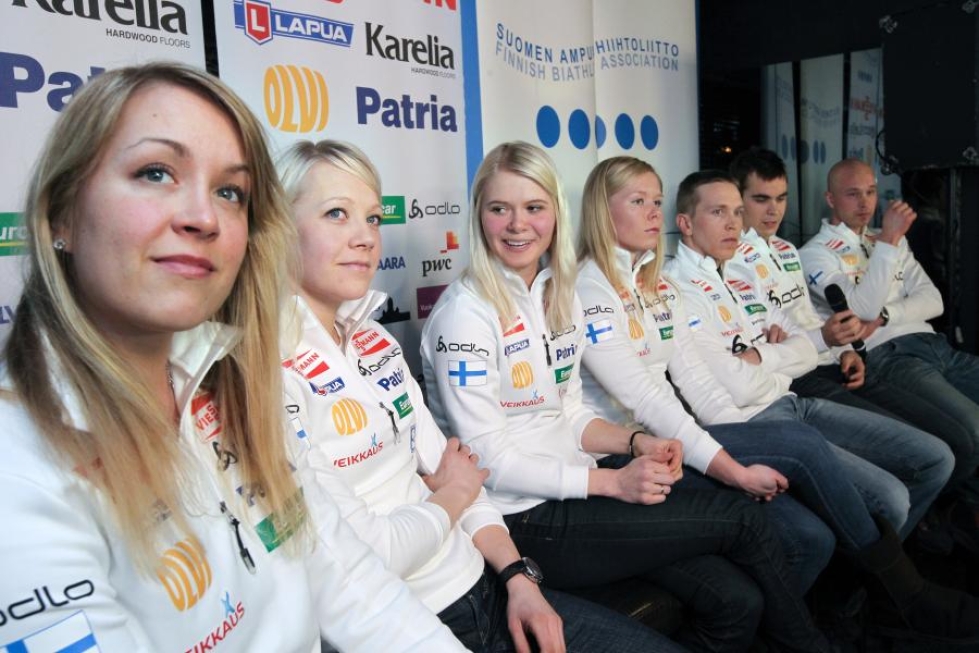 Suomen maailmancupjoukkue oli hyvällä tuulella keskiviikkoillan infotilaisuudessa.