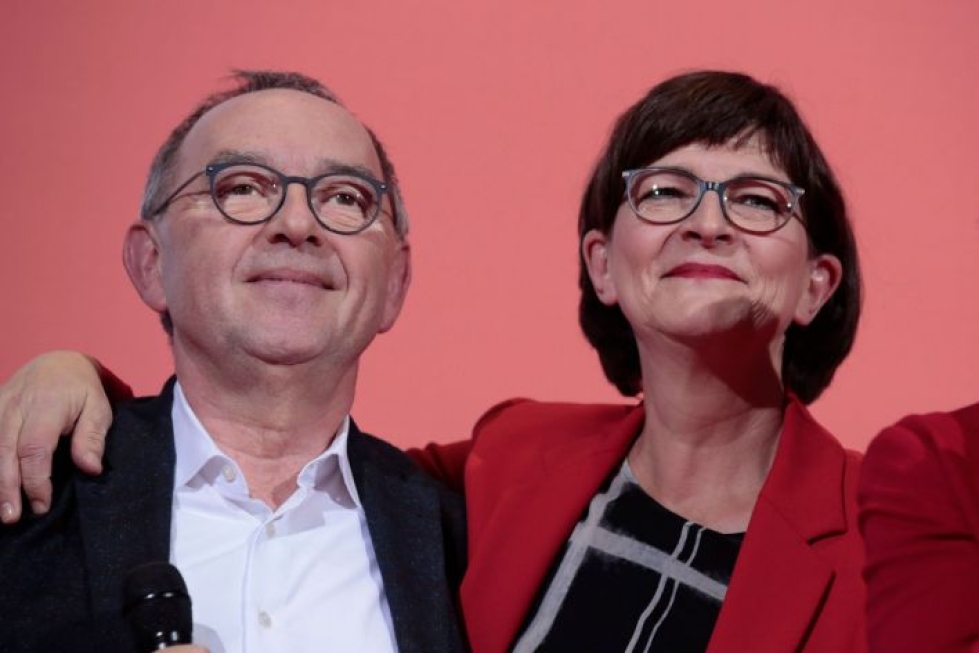 SPD:n johtajakaksikko suhtautuu kriittisesti hallitusyhteistyöhön konservatiivien kanssa. Kuvassa Norbert Walter-Borjans (vas.) ja Saskia Esken. LEHTIKUVA/AFP