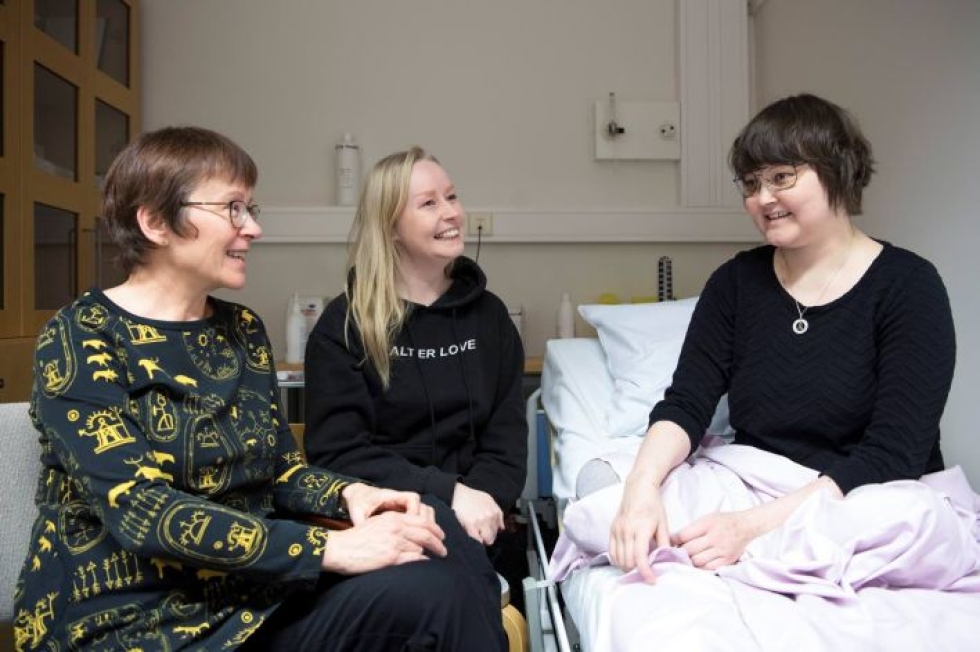 Äiti Marja Niemelä ja ystävä Sanna Lipponen ovat olleet Hanna Pahlstenin (oik.) tukena sairauden aikana.