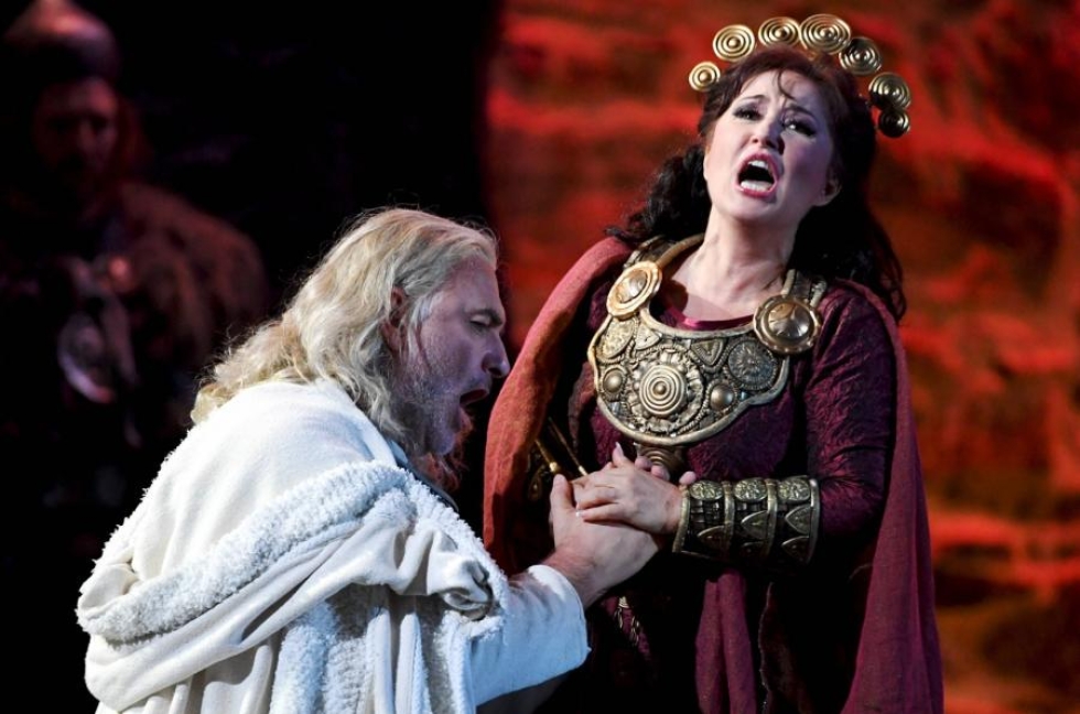 Savonlinnassa Michele Pertusi (Oroveso, vas.) ja Elena Mosuc (Norma) esiintyvät Vincenzo Bellinin Norma-oopperassa, joka on italialaisen Teatro Regio Torinon vierailun toinen tuotanto oopperajuhlilla. LEHTIKUVA / JUSSI NUKARI