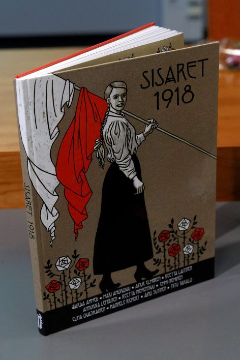 Albumissa tulkitaan kymmenen naisen tai lapsen kokemuksia vuoden 1918 tapahtumista. LEHTIKUVA / Kalle Parkkinen
