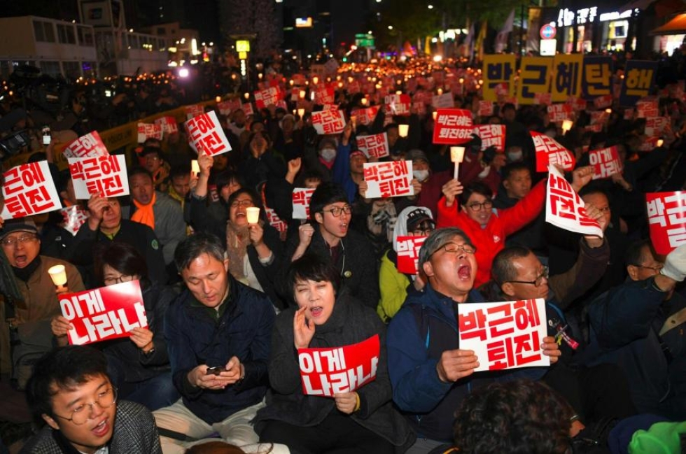 Etelä-Korean pääkaupungin Soulin keskustaan kokoontui tuhansia mielenosoittajia vaatimaan presidentin eroa. LEHTIKUVA/AFP
