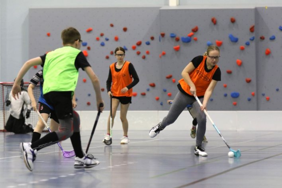 Lieksan Innon C- ja D-juniorit pelasivat tällä viikolla yläkoulun oppilaita vastaan Lieksan liikuntahallissa.