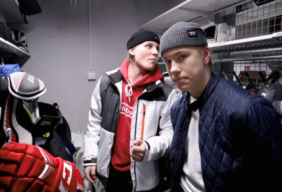 Elmeri Laakso ja Aleksanteri Kaskimäki odottavat nuorten olympialaisten otteluita.