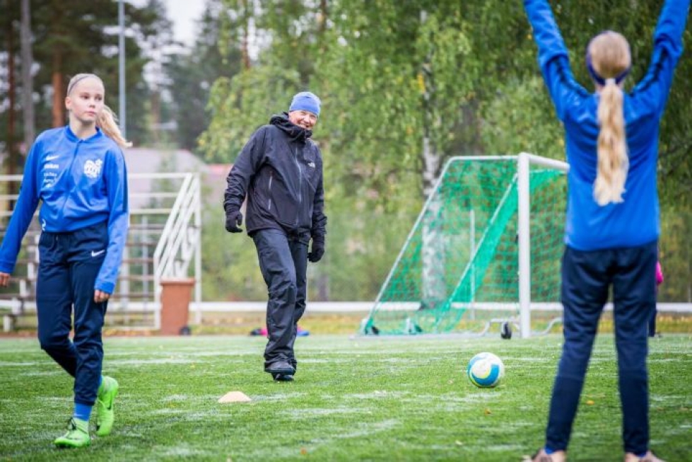 Yllätyksen D13-tyttöjen valmentaja Ari Mäkiranta on päässyt kokemaan Etelä-Suomen jalkapalloseurojen ihmettelyn liperiläisjoukkueesta. Yllätys on yllättänyt HJK:n kolmesti kuukauden sisällä.