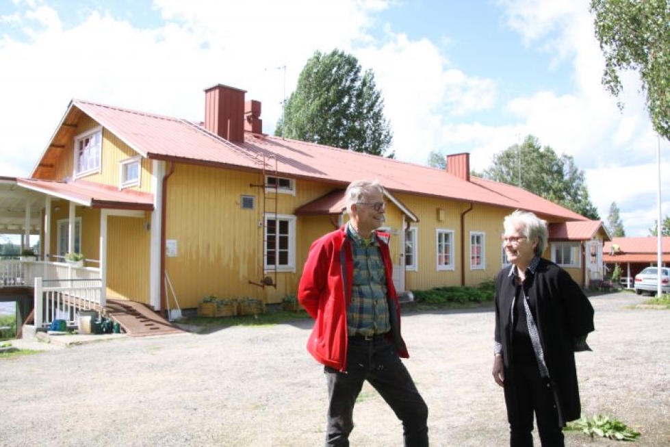 Jari Lampinen ja Kyllikki Tiensuu taustallaan Haikolan talo. Haikolan talo on toiminut pito- ja majatalona 2011 lähtien.