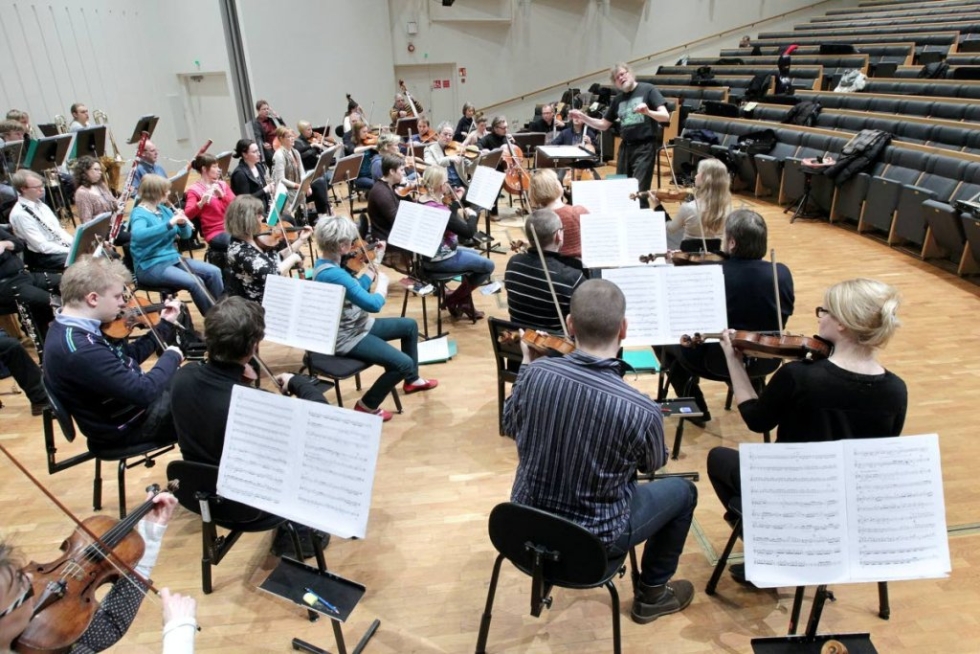 Joensuun kaupunginorkesteri on torstaisessa konsertissaan normaalia tuhdimmassa kunnossa, kun mukana on myös kapuorkesterin oppilaista Sibelius-Akatemiasta. Kuvaaja: Jouni Turunen