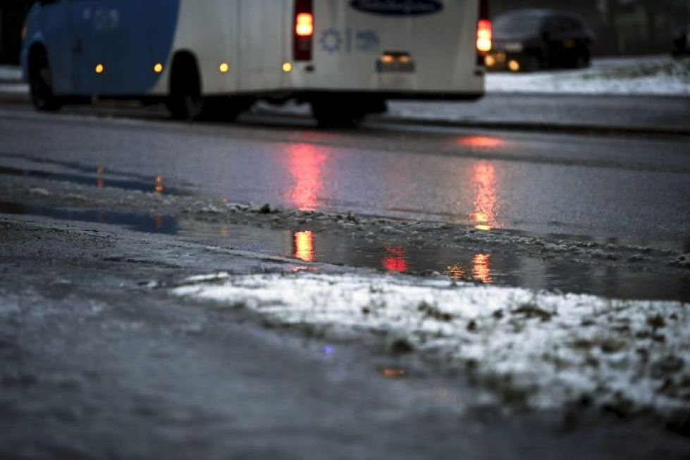 Ajokeli muuttuu suuressa osassa maata huonoksi iltapäivästä alkaen lumisateen ja sään lauhtumisen takia. LEHTIKUVA / EMMI KORHONEN