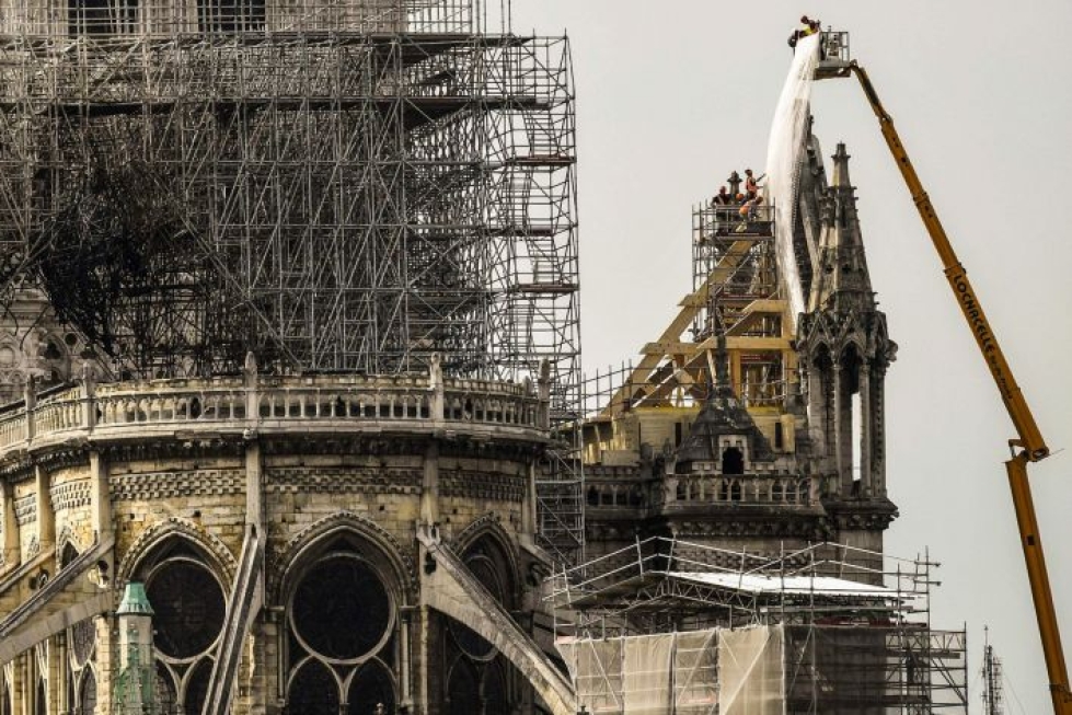 Keltaliivejä ei päästetä Notre Damen lähistölle maanantaina palaneen rakennuksen haurauden takia.  LEHTIKUVA/AFP