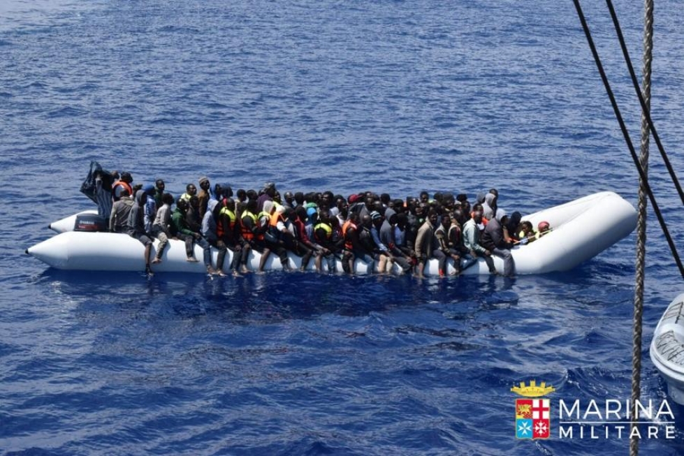 Italiaan on saapunut tänä vuonna yli 80 000 siirtolaista pääosin Afrikasta. Kuva kesäkuisesta pelastusoperaatiosta Välimerellä. LEHTIKUVA/AFP