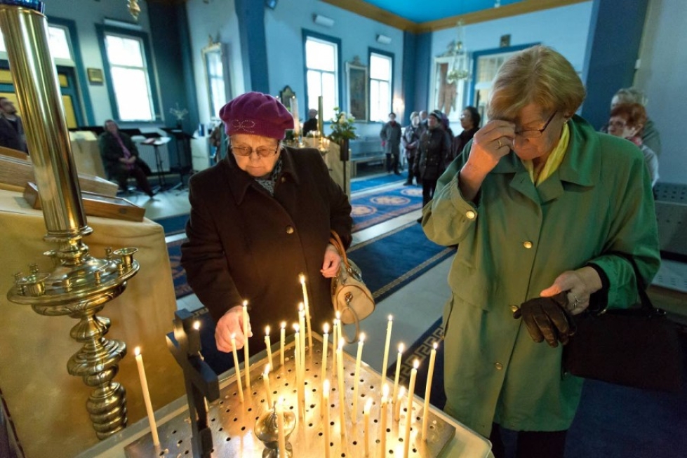 Irja Tolvanen (vasemmalla) ja Ritva Huurinainen osallistuivat seurakunnan juhlapäivään lauantaina.