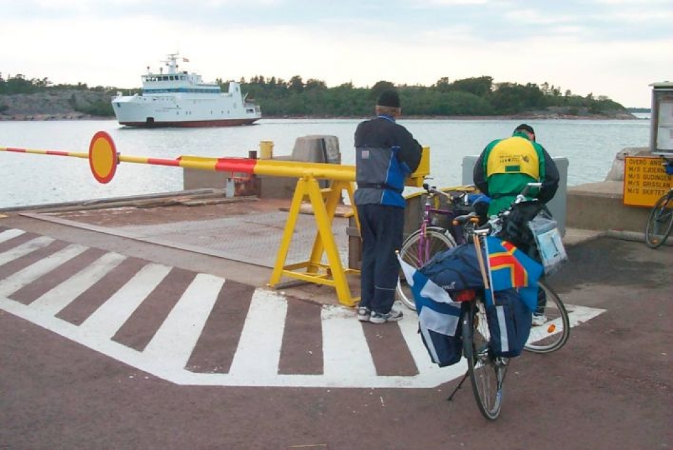 Ahvenanmaan saaristolautat kuljettavat pyöräretkeilijöitä saarelta toiselle.