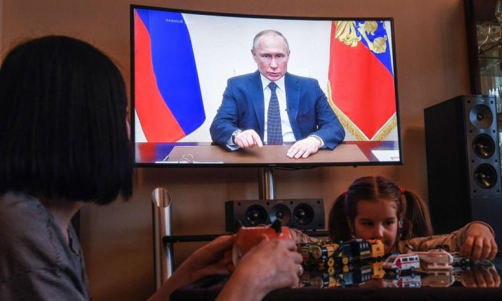 Tv-puheessaan Putin toi esiin mahdollisuuden, että työpaikoille saatetaan pystyä palaamaan jo ennen huhtikuun loppua, jos koronatilanne sitä ennen paranee.  LEHTIKUVA/AFP
