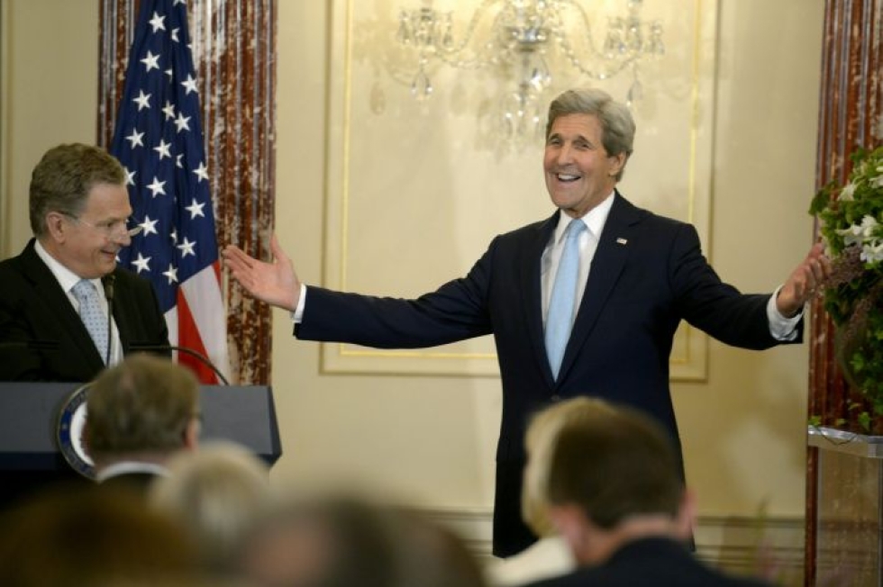 Niinistö ja Kerry keskustelivat puhelimessa myös Yhdysvalloille esitetystä toiveesta liittyä valtiovarainministerien ilmastokoalitioon. Miehet tapasivat kasvotusten vuonna 2016.  LEHTIKUVA / ANTTI AIMO-KOIVISTO